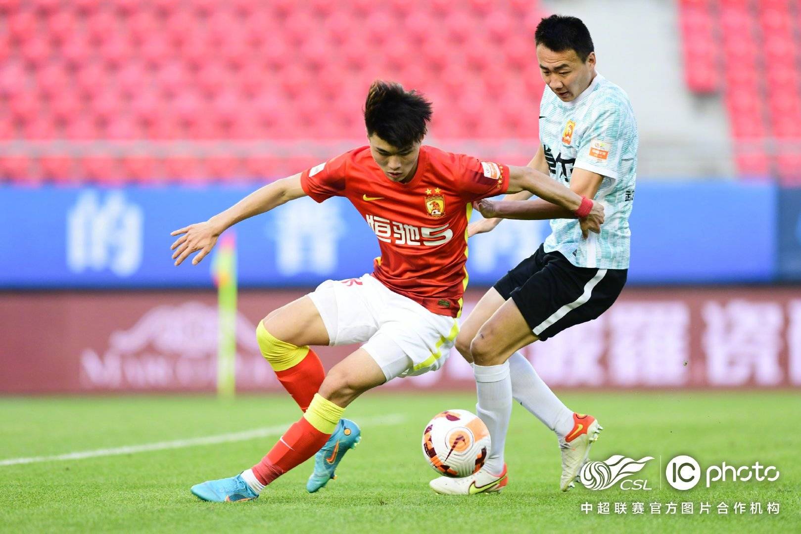 包含尼斯训练开放日；国际比赛日止住颓势引欢呼；中超在即；高层口径保持一致的词条